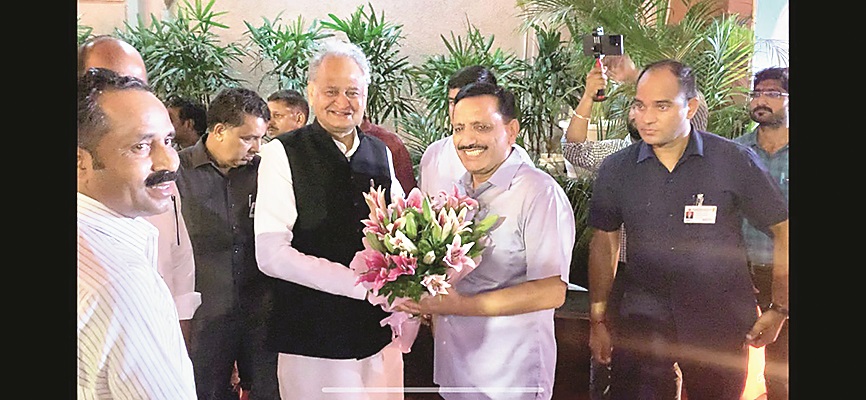 CM Ashok Gehlot being felicitated by Pawan Arora